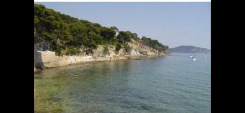 une grande étendue d'eau avec des bateaux. dans l'établissement Location t2 vue magnifique sur la baie de La Ciotat, à La Ciotat