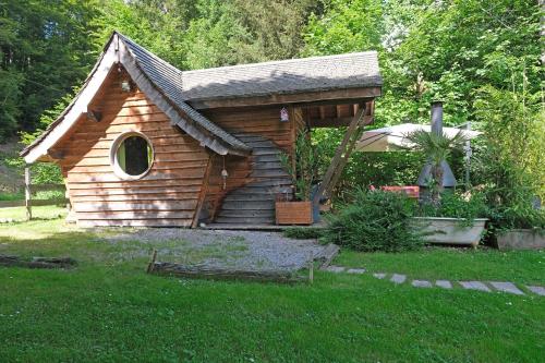 a small wooden dog house in a yard at Charmant chalet aux portes d'Epinal in Épinal