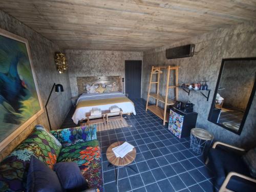 a bedroom with a bed and a couch in a room at Solar dos limas in Criação Velha