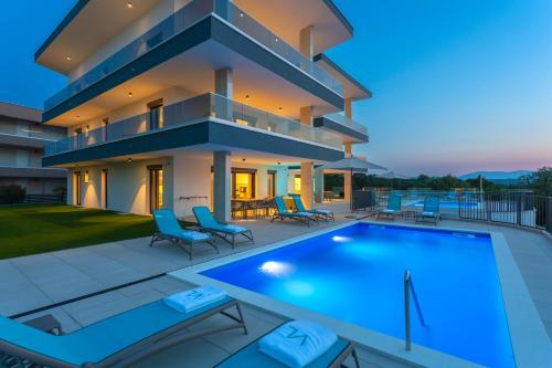 a villa with a swimming pool at dusk at Vila Lana, 5 Sterne in Sveti Anton
