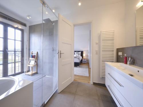 Vannituba majutusasutuses Reetland am Meer - Luxus Reetdachvilla mit 3 Schlafzimmern, Sauna und Kamin H18