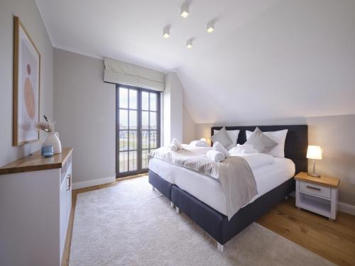 Voodi või voodid majutusasutuse Reetland am Meer - Luxus Reetdachvilla mit 3 Schlafzimmern, Sauna und Kamin H18 toas