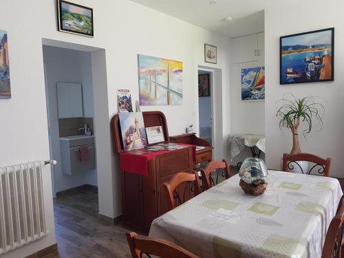 d'une salle à manger avec une table et un bureau. dans l'établissement Gite Aux Tourterelles, à Tournemire