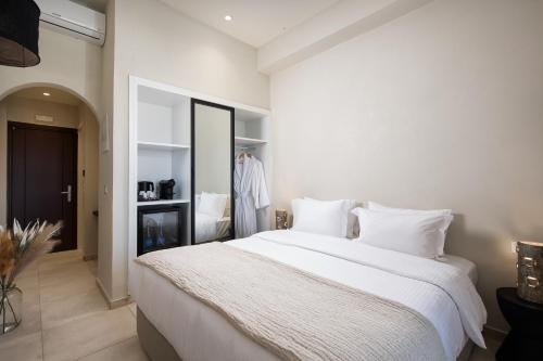 Postel nebo postele na pokoji v ubytování The Noverian Bios Santorini Hotel