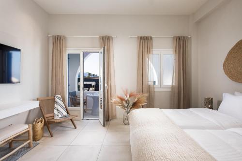 Postel nebo postele na pokoji v ubytování The Noverian Bios Santorini Hotel