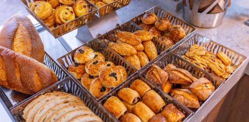 a bunch of different types of bread and pastries at Narven Wellness & Thermal Hotel in Yukarımahalle
