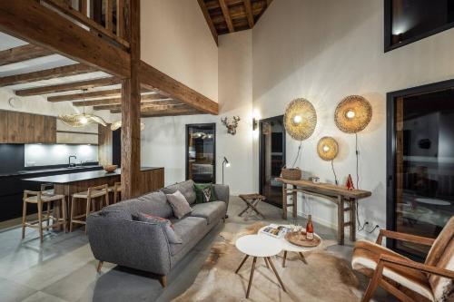 un salon avec un canapé et une table dans l'établissement Les Petits Ours Montriond superbe 8 14 personnes, à Montriond