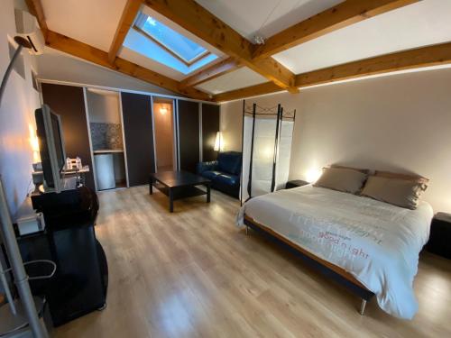 - une chambre avec un lit et une télévision dans l'établissement Studio équipé avec piscine partagée, à Marseille