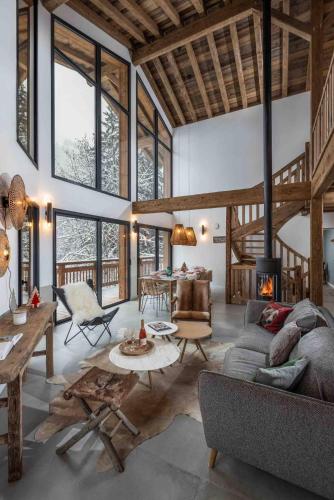 un salon avec un canapé et une table dans l'établissement Les Petits Ours Montriond superbe 8 14 personnes, à Montriond