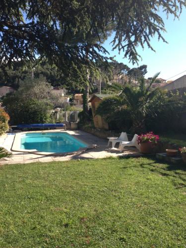 une piscine dans la cour d'une maison dans l'établissement Studio équipé avec piscine partagée, à Marseille