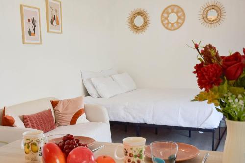 - un salon avec un canapé et une table avec des fruits dans l'établissement Palm Beach Studio with Terrace 150m from beaches, à Cannes