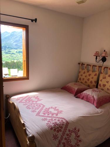 une chambre avec un lit et une fenêtre dans l'établissement appartement 6 personnes 2 chambres avec Balcon, à Saint-Étienne-en-Dévoluy