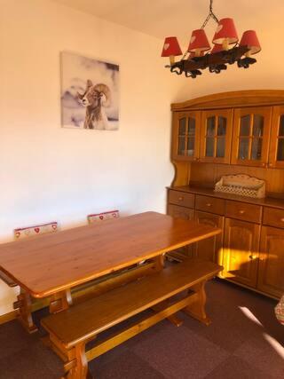 une salle à manger avec une table en bois et une armoire dans l'établissement appartement 6 personnes 2 chambres avec Balcon, à Saint-Étienne-en-Dévoluy