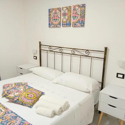 a bedroom with a bed with towels on it at Oasi del mare in Granelli
