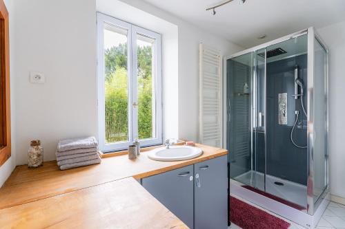 une salle de bain avec un lavabo et une douche dans l'établissement La Listracaise - Charmante maison pour 5 voyageurs, à Listrac-Médoc