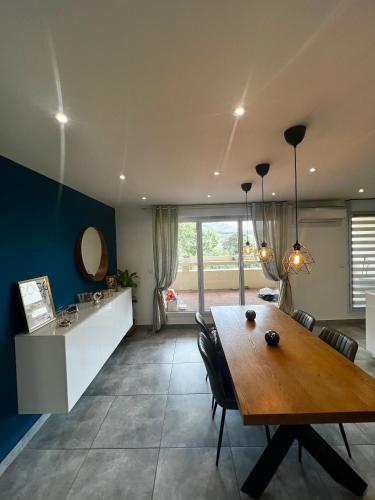 une salle à manger avec une table et des chaises en bois dans l'établissement Appartement luxueux design architecte tout équipés 85m2 sur 2 niveaux plus 2 terrasses de 16m2, à Marseille