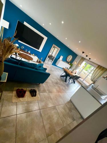 - une vue de tête sur un salon avec un mur bleu dans l'établissement Appartement luxueux design architecte tout équipés 85m2 sur 2 niveaux plus 2 terrasses de 16m2, à Marseille