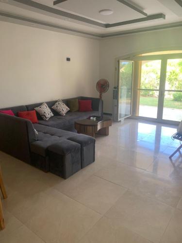 a living room with a couch and a table at فيلا قرية المرجان الساحل الشمالي in El Alamein