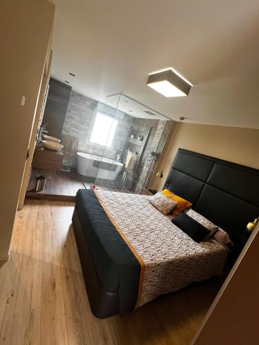 une chambre avec un grand lit et une salle de bain dans l'établissement Appartement luxueux design architecte tout équipés 85m2 sur 2 niveaux plus 2 terrasses de 16m2, à Marseille