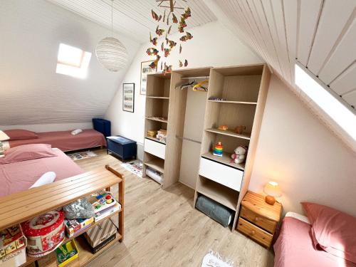 Ce dortoir comprend un lit et des lits superposés. dans l'établissement Maison avec jardin 250m plage, à Batz-sur-Mer