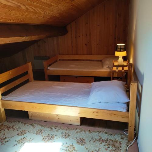Ce lit se trouve dans un dortoir doté de 2 lits superposés et d'une lampe. dans l'établissement Agréable maison dans un beau village de montagne, à Siguer