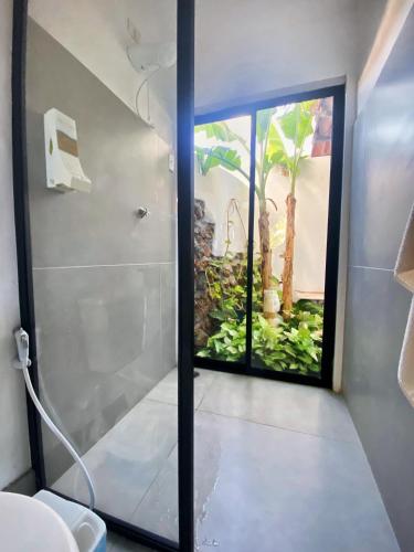 a bathroom with a shower with a fish tank at Pousada Ilha do Vento in São Miguel do Gostoso