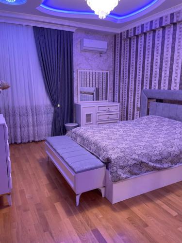 Кровать или кровати в номере Ilqar Company