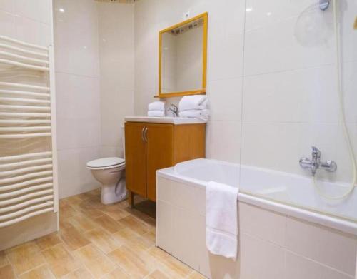 une salle de bain avec une baignoire, des toilettes et un lavabo dans l'établissement NEW Cannes Apt - Amazing Location - La Croisette, à Cannes