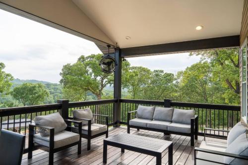 a screened in porch with chairs and a table at Entire Hermann Hideout in Hermann