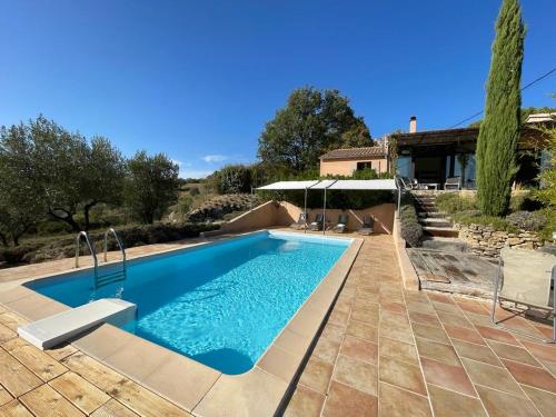 une piscine devant une maison dans l'établissement La Villa Férus, à Buis-les-Baronnies