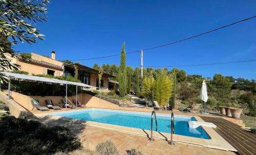 une piscine devant une maison dans l'établissement La Villa Férus, à Buis-les-Baronnies