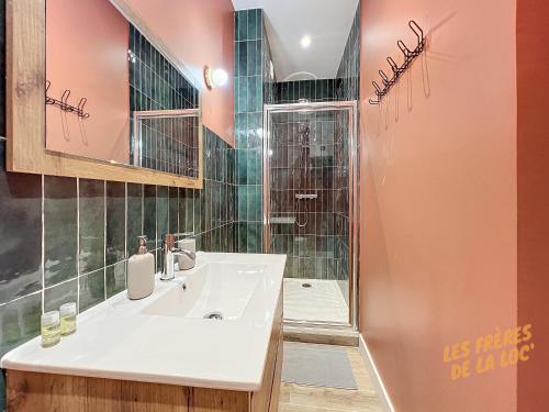 een badkamer met wastafel en douche bij Magnifique Studio - Hyper Central & Climatisation - Les Frères de la Loc' in Marseille