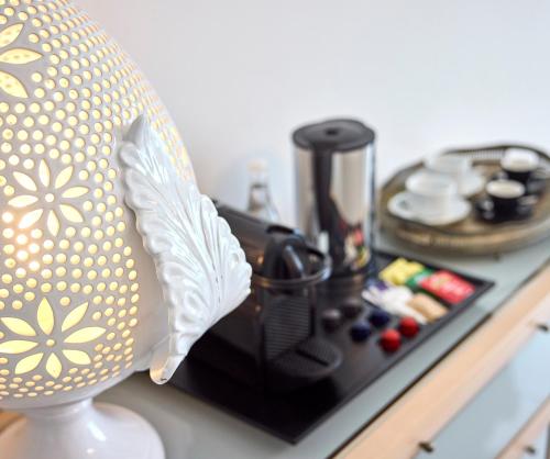 a kitchen counter with a coffee maker on a counter at La Casa E Il Mare, Private Bay Hotel in Mattinata