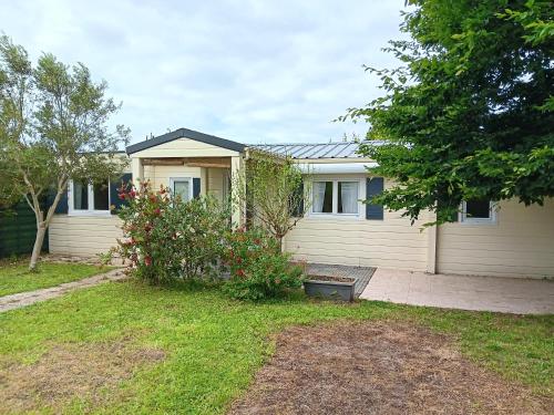 une maison avec un jardin devant dans l'établissement Chalet mer et campagne, à Bourgneuf-en-Retz