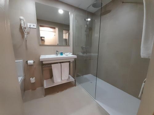 Ένα μπάνιο στο Eco Alcalá Suites