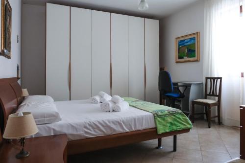Un dormitorio con una cama con toallas. en Casa di Laura, en Monopoli