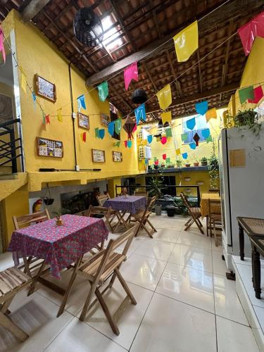 Un restaurante u otro lugar para comer en RioSlz Hostel