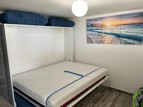 Etagenbett in einem Zimmer mit Wandgemälde in der Unterkunft SOL ET PAX in Drvenik Veli