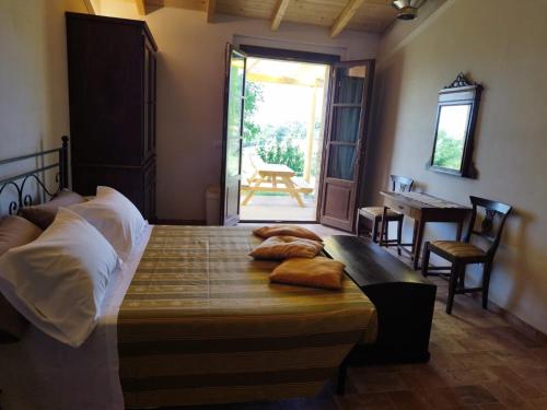una camera da letto con un letto e un tavolo con sopra degli asciugamani di Agriturismo Eco-Pescaia a Montepulciano a Montepulciano
