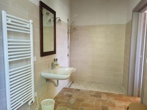 un bagno con lavandino e specchio di Agriturismo Eco-Pescaia a Montepulciano a Montepulciano