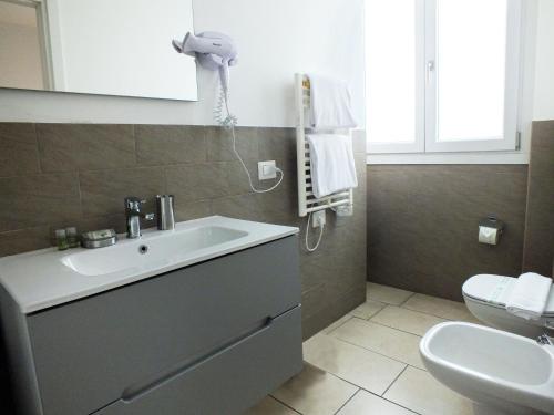 Ванная комната в BB Hotels Aparthotel Visconti