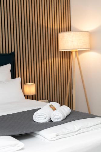 a hotel room with two towels on a bed at CABANA - Deluxe City-Center - kostenloser Parkplatz - Balkon - WiFi - Zentral in Oldenburg