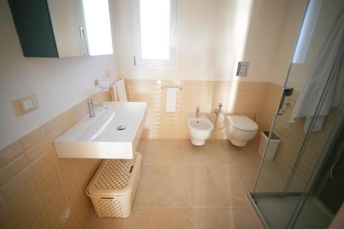 un baño con lavabo e inodoro en Dimore degli Ulivi, en Leporano