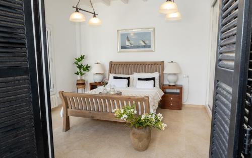 ein Schlafzimmer mit einem Bett mit einer Bank und einem Tisch in der Unterkunft Casa Trebol - Private Pool Villa in San Javier