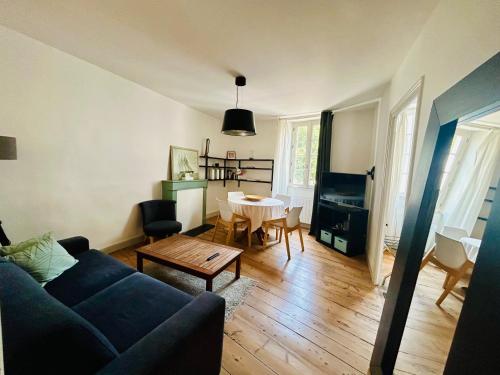 un salon avec un canapé et une table dans l'établissement Dormir À La Rochelle 1 avec Parking, à La Rochelle