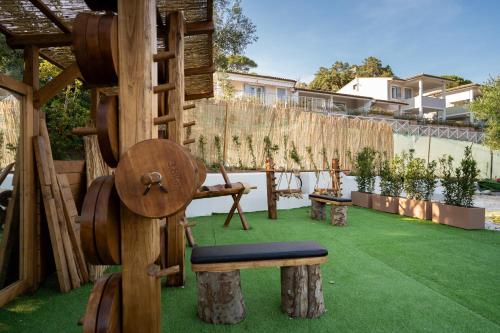 a garden with a wooden chair and a bench at Elbitat Homes in Bagnaia