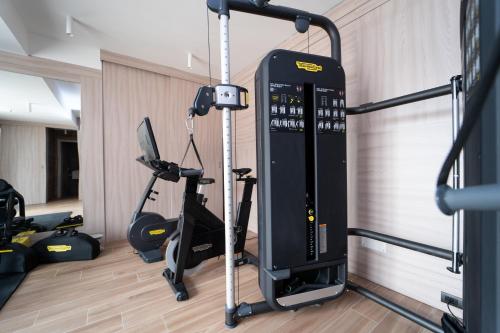 a room with a gym with two exercise bikes at Elbitat Homes in Bagnaia