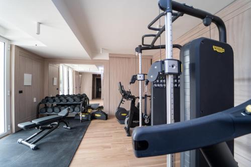 a gym with several treadmills and exercise machines at Elbitat Homes in Bagnaia