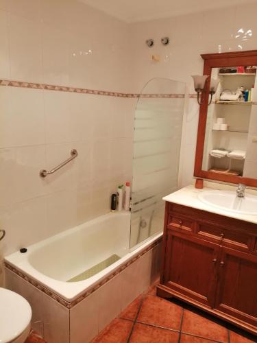 a bathroom with a tub and a sink and a toilet at O Piso dos Avós in A Guarda