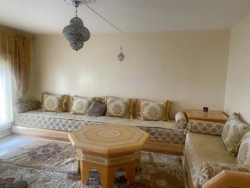 un salon avec un canapé et une table dans l'établissement la maison, à Pantin